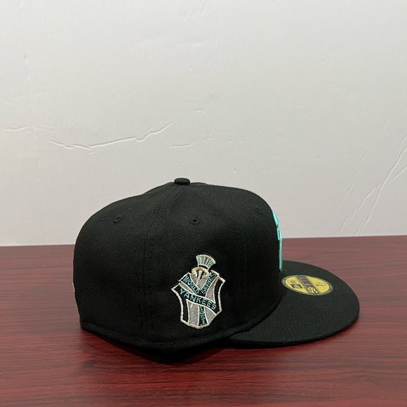 New Era, 59Fifty Fitted Hat, New York Yankees, Black & Green - Picture 9 of 10